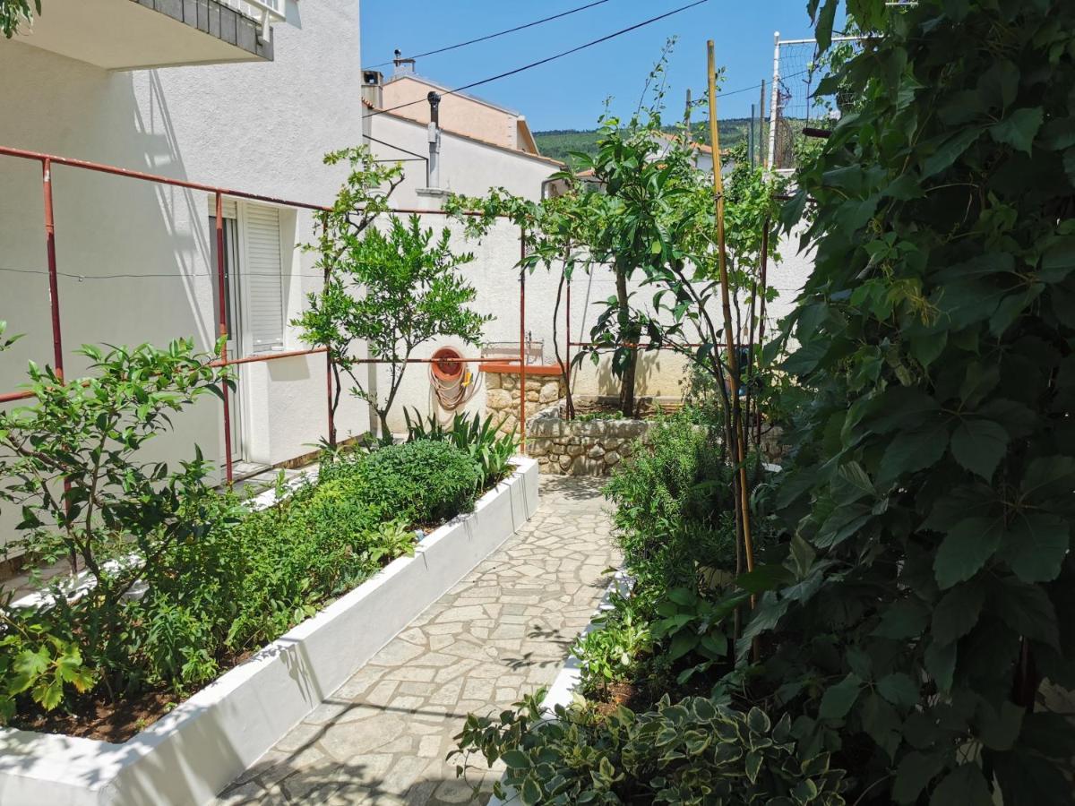 Studio Apartments Jasminka Selce Exterior photo